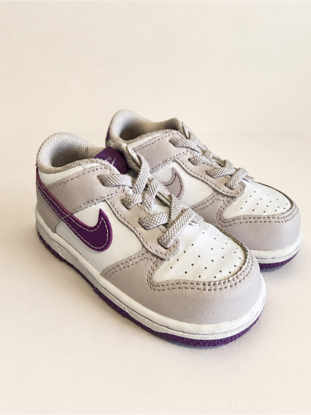 Nike Kids Low-Top Sneakers in Light Gray and Purple Accent